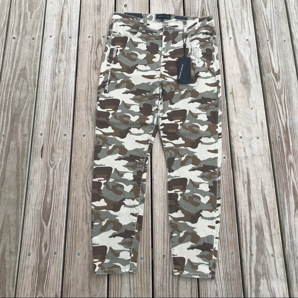 Kendall & Kylie Ulta High Rise Camo Jeans - Picture 8 of 10